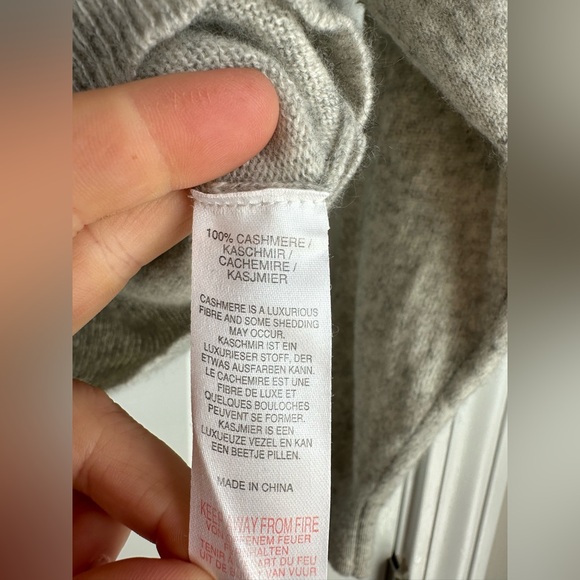 CRUSH Cashmere V-Neck Pullover Sweater Gray (Size 1= Small) - Picture 5 of 8